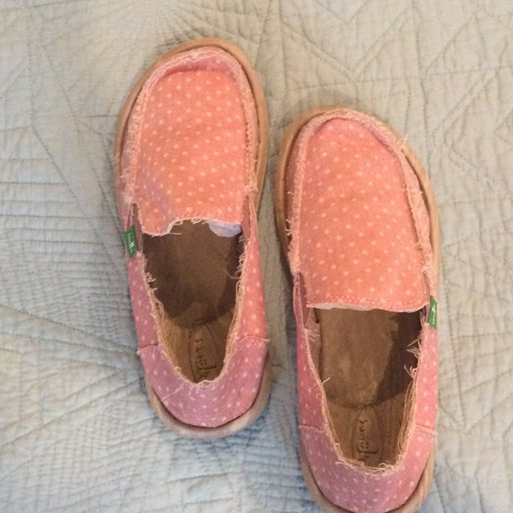 Sanuk pink and off white polka dot